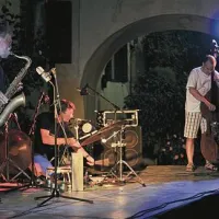 Trio Evan Parker, Zlatko Kaučič in Giovanni Maier na trgu v Šmartnem 