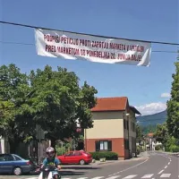 Krajani že podpisujejo peticijo proti zaprtju trgovine.