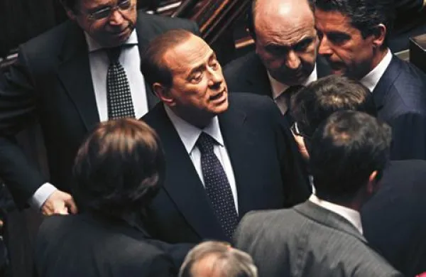 Berlusconijeva vlada  je prestala glasovanje o zaupnici. 