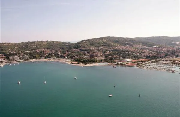V piranski občini na eno stacionarno stanovanje zgradijo sedem počitniških. Poznavalci opozarjajo, da to vodi v izrazito spremembo namembnosti prostora. 
