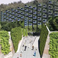 Garažno hišo pod Valeto  s 63 turističnimi apartmaji, ki jo bo gradil zasebnik,  javnost ocenjujejo za še eno razprodajo javnega prostora v zasebne koristi.   