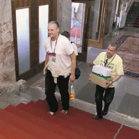 Civilna iniciativa za družine in pravice otrok je danes v DZ dostavila 32.168 podpisov za začetek postopka za razpis referenduma o družinskem zakoniku. 
