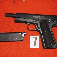Najstnika sta plinsko pištolo skrila pod stropne obloge