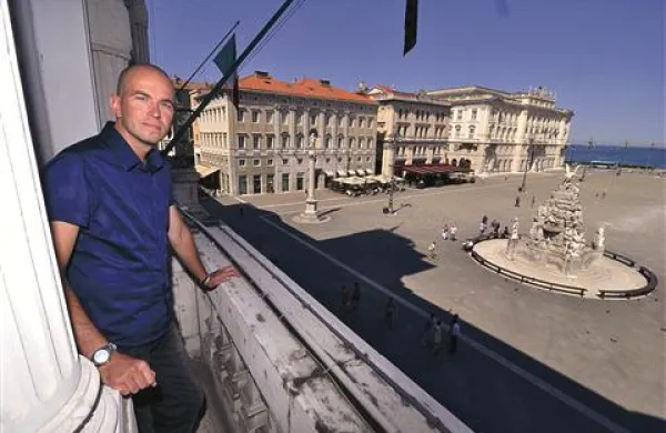 Iztok Furlanič na balkonu občinske palače, ki gleda na Trg zedinjenja Italije