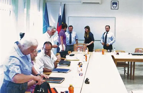 Po torkovem zapletu s sejo je včeraj del svetnikov zahteval sklic nove redne seje, župan pa predlaga dopisno. Kaj se bo izcimilo, ne ve nihče.