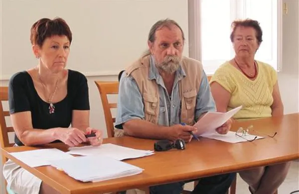 Člani civilne iniciative za samostojen Notranjski muzej (z leve) Marjetica Mahne, Jadran Sterle in Bruna Olenik
