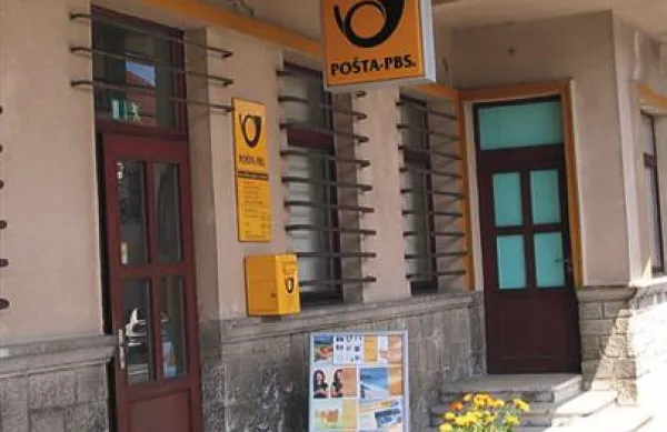 Policija je prijela oba osumljenca, ki sta v torek oropala banko v Kresnicah in ubila uslužbenko. Fotografija je simbolična.