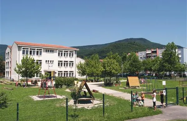  Še nekaj časa bodo otroci, ko bo vreme to dopuščalo, telovadili na dvorišču OŠ Ledine. 