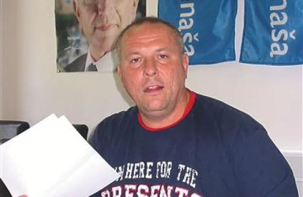 Grad je vodil večino   tiskovnih  konferenc  IJN, tudi pred predčasnimi lokalnimi volitvami julija 2008 (na fotografiji)
