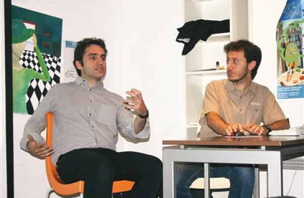 Delovanje Iocose je v e-kavarni Pina predstavila polovica kolektiva - Davide in Paolo. 