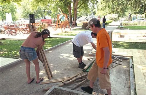 Včeraj so urejali še zadnje podrobnosti pred današnjim začetkom plaže