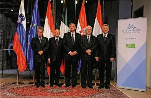 Predsedniki štirih držav so danes uživali v primorskih dobrotah. (Foto: Nebojša Tejić/STA)