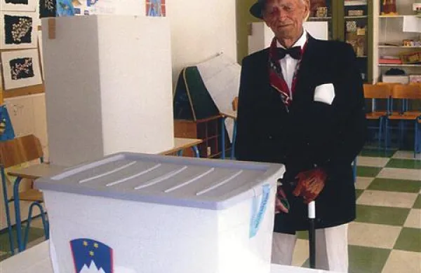 Pražnje oblečeni Jože Vidmar na volišču v  OŠ Prade