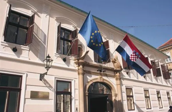 Hrvaška naj bi v Evropsko unijo vstopila 1. julija 2013.