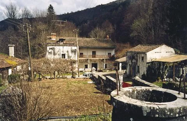 Tajna skladišča orožja so bila v času osamosvajanja razpršena po vsej Primorski, od Istre, Brkinov, Krasa, do Goriške, Vipavske doline in  Posočja. Listine za pogumno dejanje skrivanja orožja so prejeli številni posamezniki in družine. Na Trnovski planoti, na primer, je za tajna skladišča TO skrbela skupina jamarjev. Eno od skrivnih skladišč orožja in streliva je bilo tudi v Zavrhku (na fotografiji), na domačiji Ivana Dujca.
