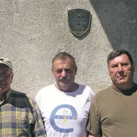 Jakob Simsič, Franc Japelj in Danilo Korče (z leve) pred spominsko tablo na hiši v Studenem, kjer je bilo tajno skladišče orožja 
