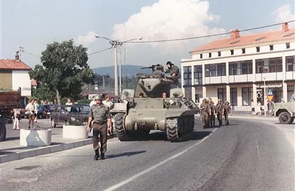Na Kozini je 26. junija 1991 pozno popoldne strojničar na tanku orožje nameril v množico 