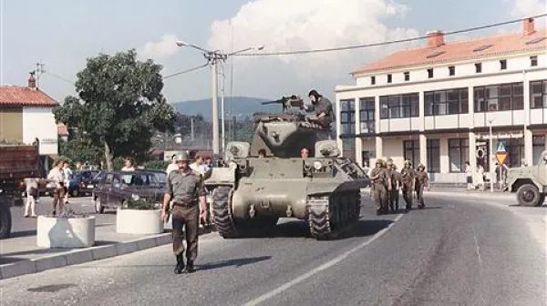 Na Kozini je 26. junija 1991 pozno popoldne strojničar na tanku orožje nameril v množico 