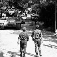 Na Kozini se je tankovska kolona 26. junija 1991 popoldne z glavne ceste zavila proti proti železnici in tako obšla barikado