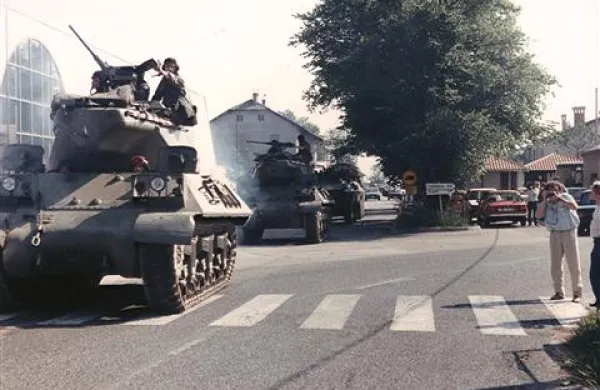 Tanki jugoslovanske vojske so 26. junija 1991 pozno popoldne prihrumeli v Kozino