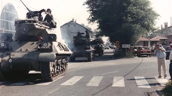 Tanki jugoslovanske vojske so 26. junija 1991 pozno popoldne prihrumeli v Kozino