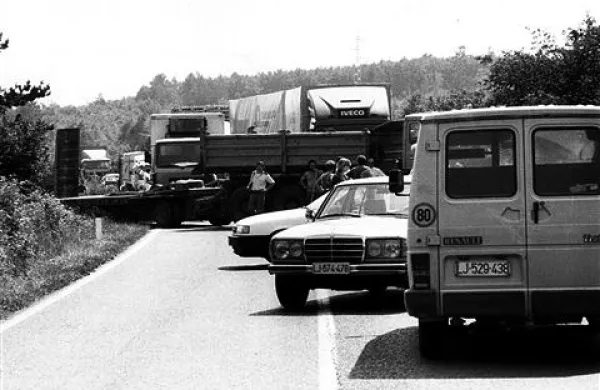 Na cesti Kozina-Divača so 26. junija 1991 zgodaj popoldne postavili barikado, da bi z njo zaustavili morebiten prodor tankov po magistralki