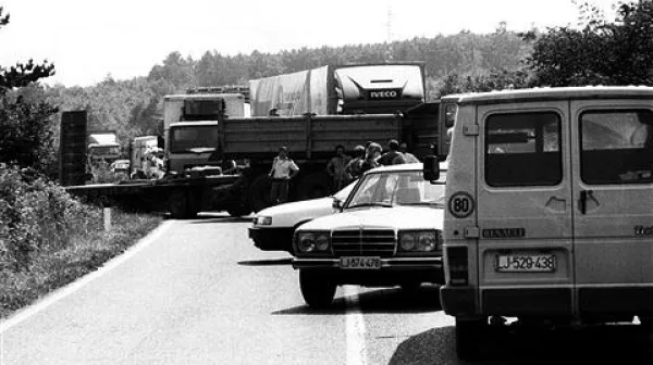 Na cesti Kozina-Divača so 26. junija 1991 zgodaj popoldne postavili barikado, da bi z njo zaustavili morebiten prodor tankov po magistralki