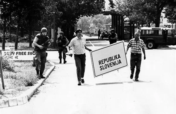 Na mednarodnem mejnem prehodu Krvavi Potok so 26. junija 1991 ob 11.30 miličniki varovali delavca cestnega podjetja pri postavljanju table