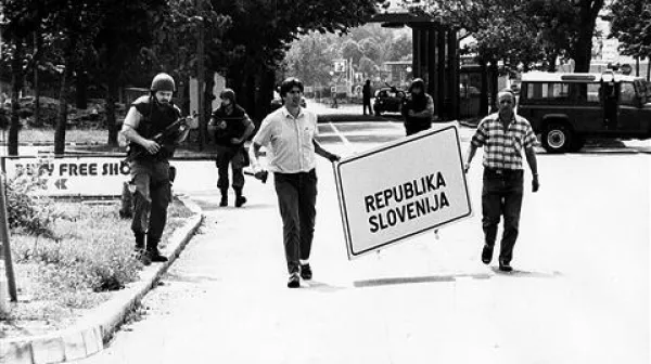 Na mednarodnem mejnem prehodu Krvavi Potok so 26. junija 1991 ob 11.30 miličniki varovali delavca cestnega podjetja pri postavljanju table