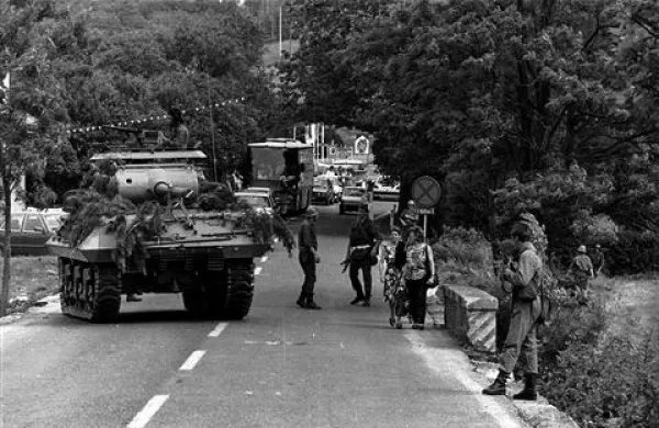 Mejni prehod Krvavi Potok je jugoslovanska vojska zasedla 26. junija 1991 popoldne