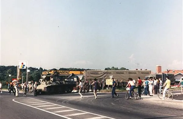 Na Kozini je 26. junija 1991 okrog 18. ure večja skupina domačinov ne križišču z magistralno cesto Koper-Ljubljana še enkrat ustavila kolono tankov jugoslovanske vojske
