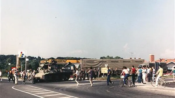 Na Kozini je 26. junija 1991 okrog 18. ure večja skupina domačinov ne križišču z magistralno cesto Koper-Ljubljana še enkrat ustavila kolono tankov jugoslovanske vojske