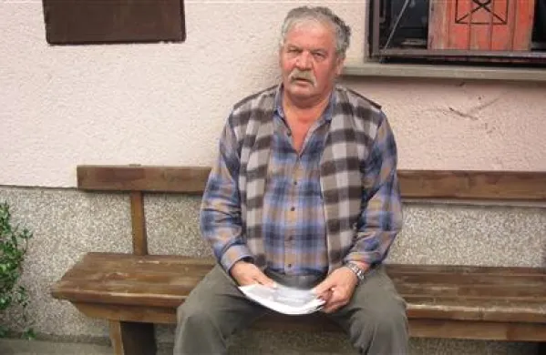 Anton Žele pred domačo hišo na Baču