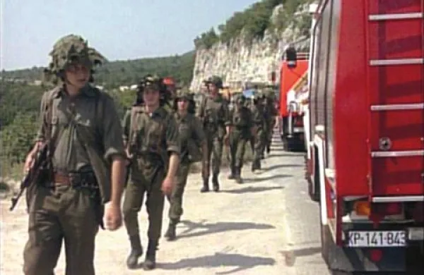 Mimohod vojakov JA ob barikadi na Črnem Kalu, 26. junija 1991 popoldne