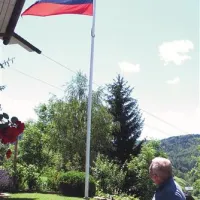 Marjan strokovno preverja, ali je z zastavo na domačem pragu vse v redu 