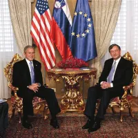 Ameriški predsednik George Bush ml. na obisku pri slovenskem predsedniku dr. Danilu Türku na Brdu pri Kranju junija 2008 - Zastave v ozadju so delo Marjana in Milene Šinkovec ter njunih sodelavcev 