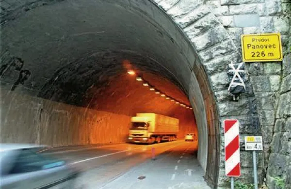Zaradi prometne nesreče je bil zaprt tudi predor Panovec (Foto: Boštjan Bensa)