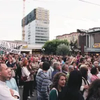 Zmagovalko šova Slovenija ima talent je občinstvo pozdravilo s transparentom “Julija ima talent, mi pa purjo kout”.