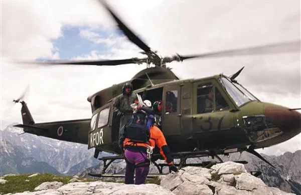 Poškodovanega planinca so s helikopterjem prepeljali v jeseniško bolnišnico.
