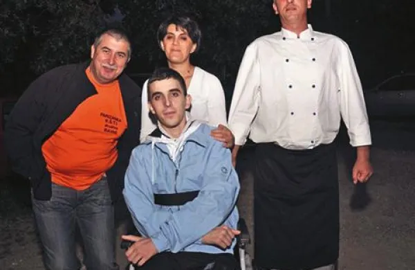 Predsednik turističnega društva Ravne Bojan Tavčar, Marko Maleševič, mama Dragica Primožič in oče Dean Maleševič