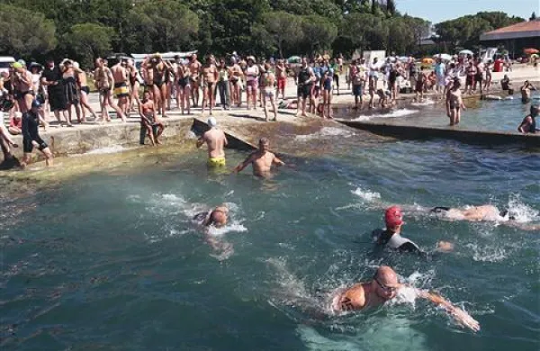 Start četrtega maratona Za obale prijateljstva s portoroške plaže.