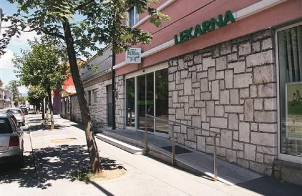 Bo sežanska občina za svojo lekarno iskala novo organiziranost, bo razpisala koncesijo ali bodo Kraševce oskrbovale zasebne lekarne?