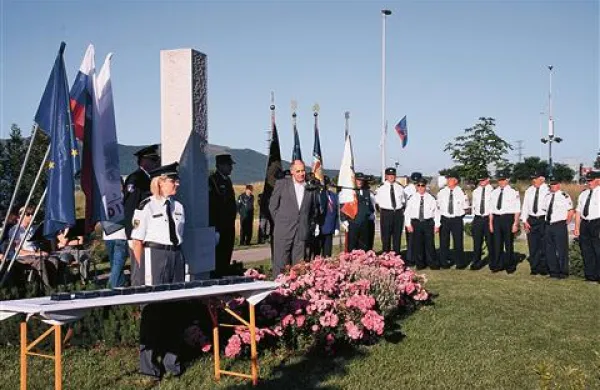 Na žalost je dan prej -   zgodovinski dan za Primorce in Notranjce -  na državni ravni še vedno nepriznan kot začetek spopadov, pa čeprav v zadnjem času tudi na proslavah poudarjajo, da so se vojne operacije  na Primorskem začele dan prej.
