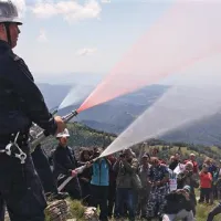Cerkljanski gasilci so slovensko zastavo razpršili po pobočju Porezna.
