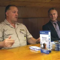 Davor Fantulin (levo) in Tomo Borovničar sta predstavila tudi brošuro Varno na morje, v kateri je veliko nasvetov za varno plovbo.