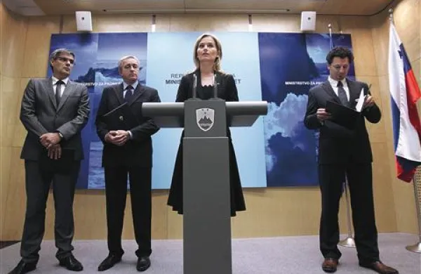 O paketu nove prometne zakonodaje, ki začne veljati v petek, so spregovorili (z leve) minister za zdravje Dorjan Marušič, minister za pravosodje Aleš Zalar, notranja ministrica Katarina Kresal in prometni minister Patrick Vlačič.