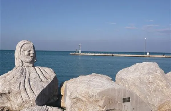 Izolski carinski pomol od prihodnjega petka  ne bo več carinski, katamaranu pa bodo še nadalje omogočali mejno kontrolo.   