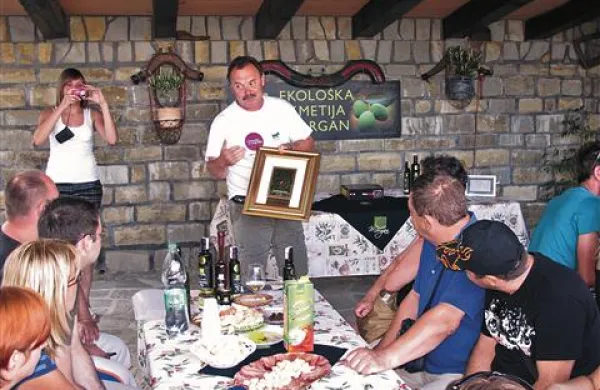 Franc Morgan z Grintovca  je gostom pokazal priznanje za najboljše sortno oljčno olje iz ekološke pridelave.