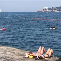 Ob povečani koncentraciji ozona zdravniki svetujejo umik v zaprte prostore, ne pa poležavanje na plaži.