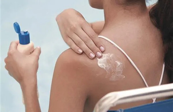 Ne le na plaži, tudi sicer bi morali redno uporabljati kreme z zaščitnimi faktorji za kožo  